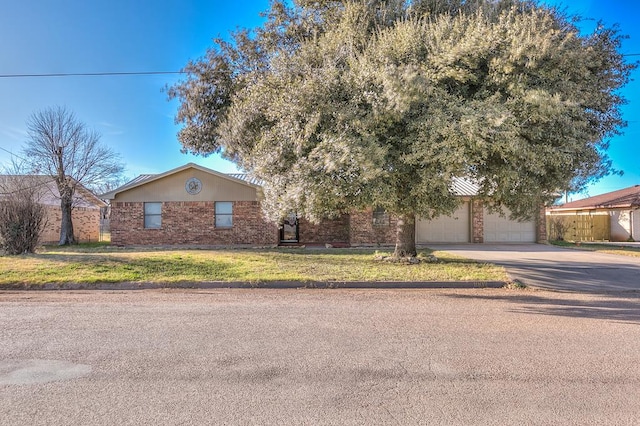 view of front of house featuring a garage and a front lawn