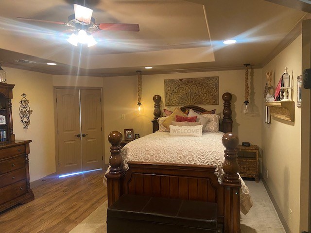 11725 Little Sorrel Trl, San Angelo, TX 76904 - bedroom featuring light wood-style floors, crown molding, a closet, recessed lighting, and a ceiling fan