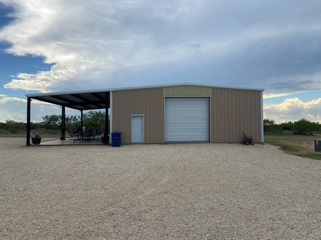 11725 Little Sorrel Trl, San Angelo, TX 76904 - garage featuring a garage and gravel driveway