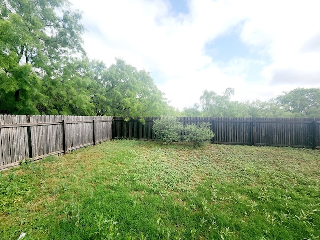 view of yard featuring a fenced backyard