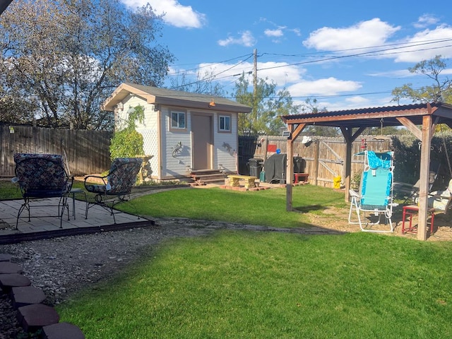 view of yard featuring a storage shed