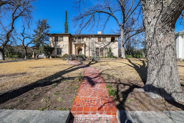 view of front of home with a front lawn