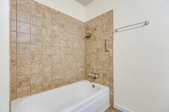 bathroom featuring tiled shower / bath combo