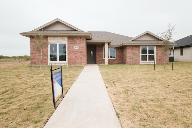 view of front facade with a front yard