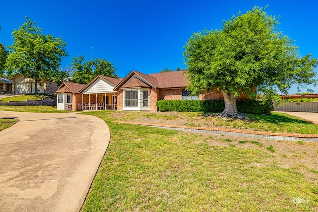 ranch-style house featuring a front yard