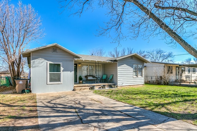 view of front of property featuring covered porch and a front lawn