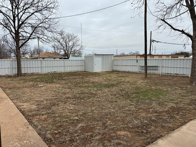 view of yard featuring a storage unit