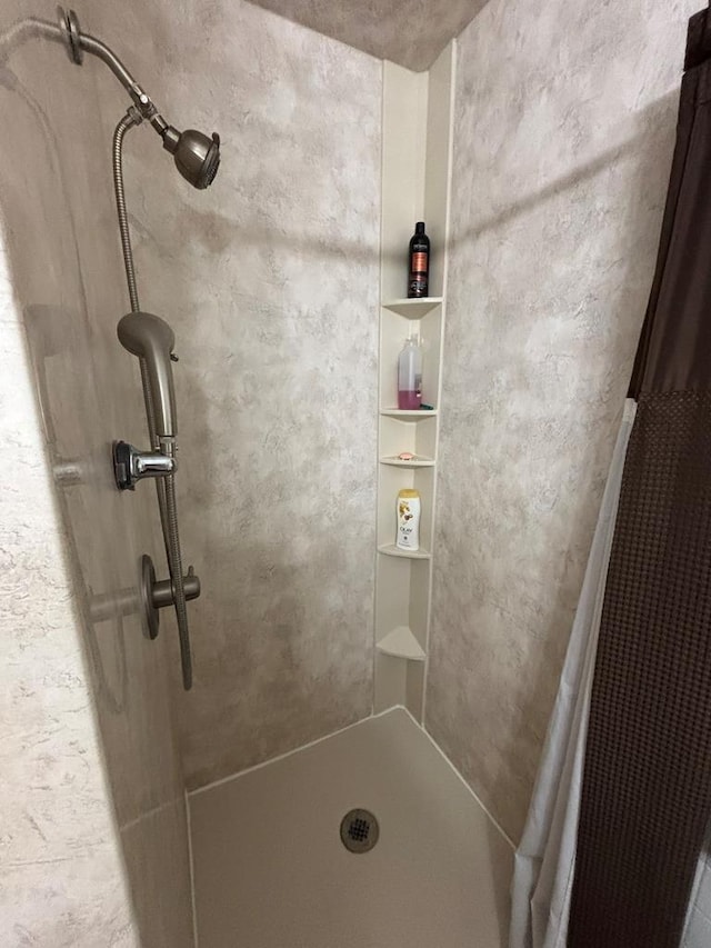 bathroom featuring curtained shower