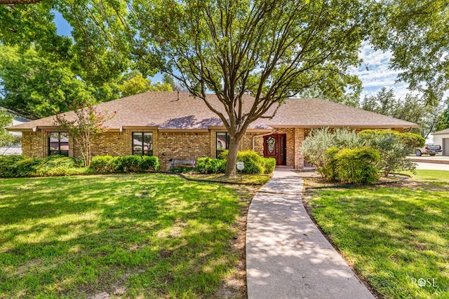 ranch-style home featuring a front lawn