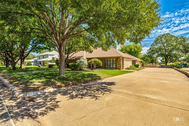 ranch-style home featuring a front lawn