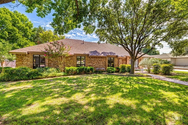 single story home featuring a front lawn