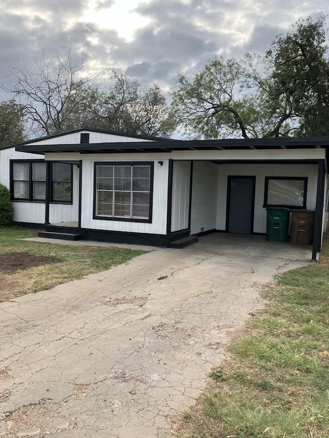 single story home featuring a carport