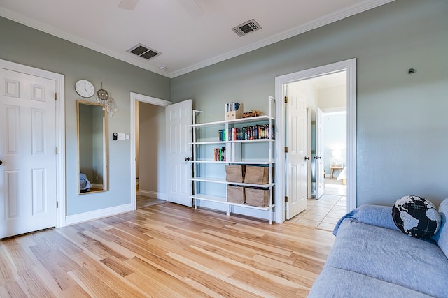 sitting room with ceiling fan, ornamental molding, and light hardwood / wood-style flooring