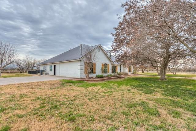 view of front of home featuring a front yard