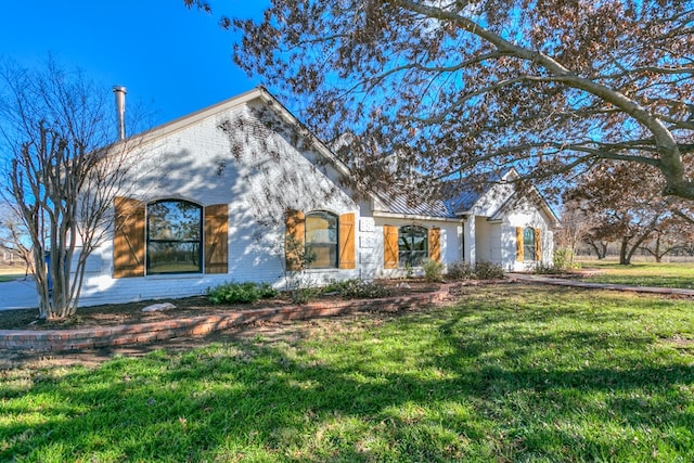 view of front of home featuring a front yard