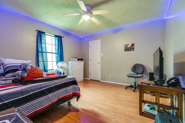 bedroom featuring a textured ceiling, ceiling fan, and hardwood / wood-style flooring