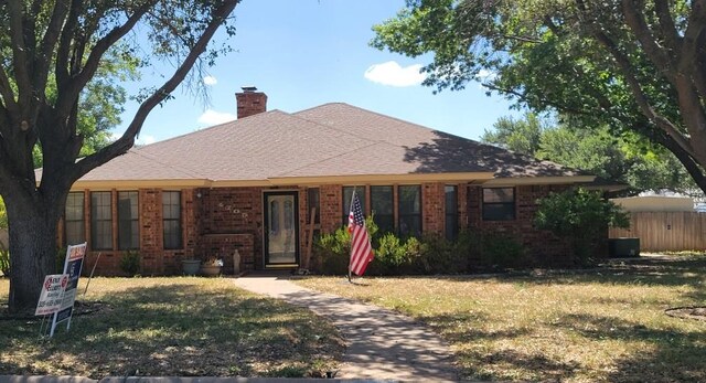 single story home featuring a front yard