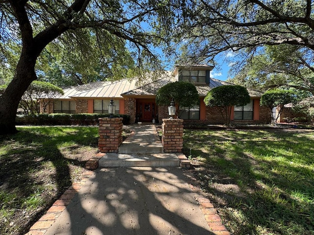 view of front of property with a front yard