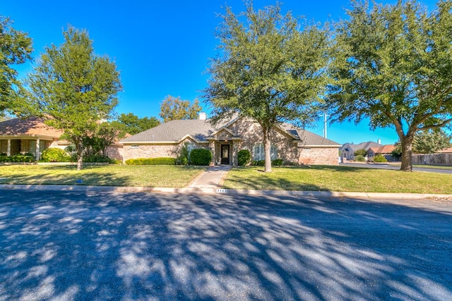 single story home with a front yard