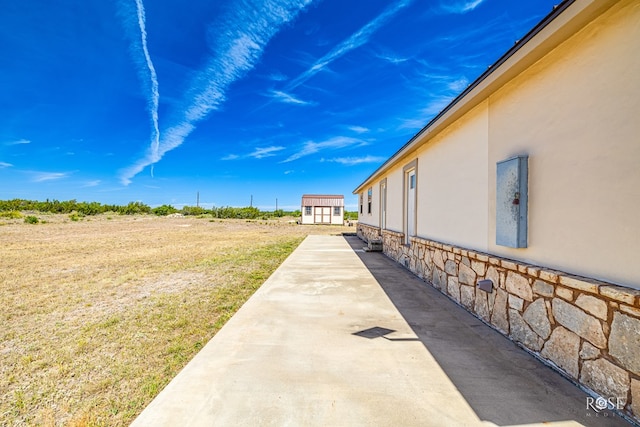 view of yard featuring a patio