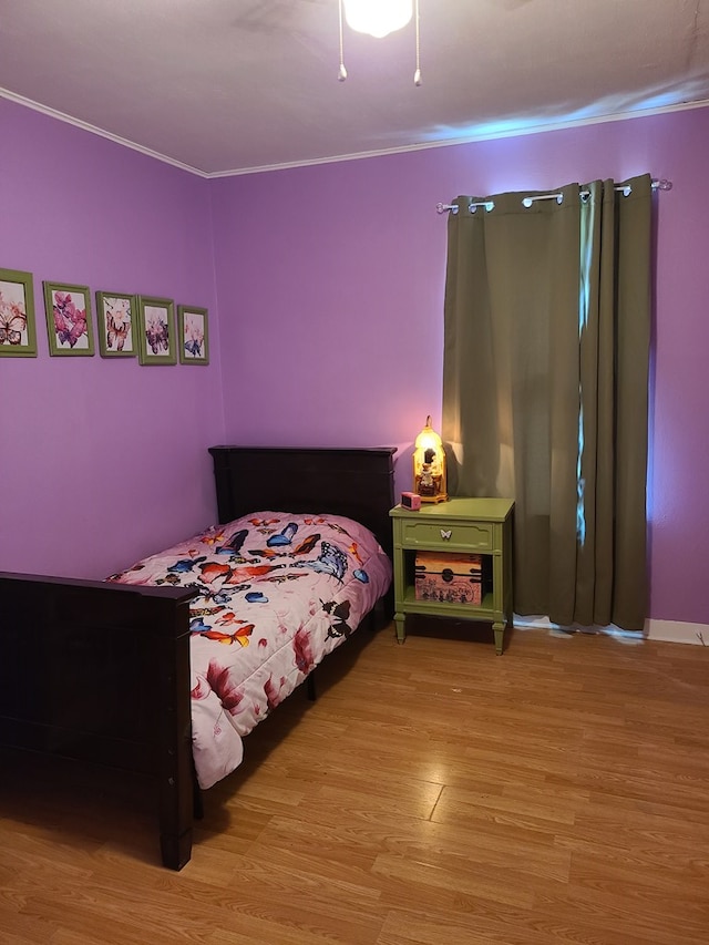 1811 Willow St, San Angelo, TX 76901 - bedroom with wood finished floors, ornamental molding, and ceiling fan