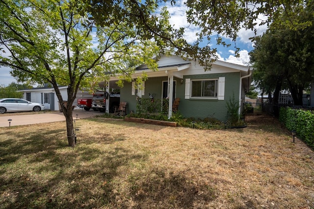 view of front of property featuring a front lawn