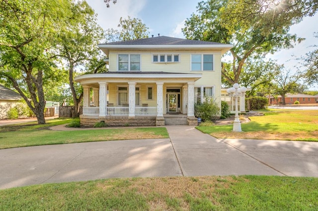 view of front facade featuring a front yard and covered porch