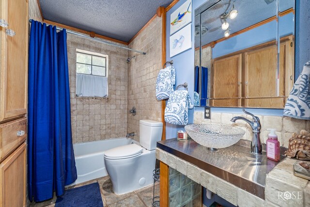 8126 N Fm 2288, San Angelo, TX 76901 - full bath featuring a textured ceiling, shower / bathtub combination with curtain, toilet, and vanity