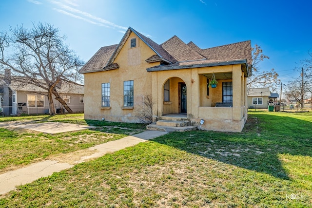 view of front facade with a front lawn