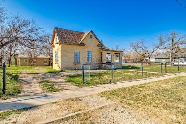 view of front of home featuring a front yard