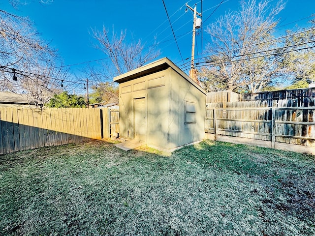 view of outdoor structure with a yard