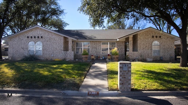 single story home featuring a front lawn