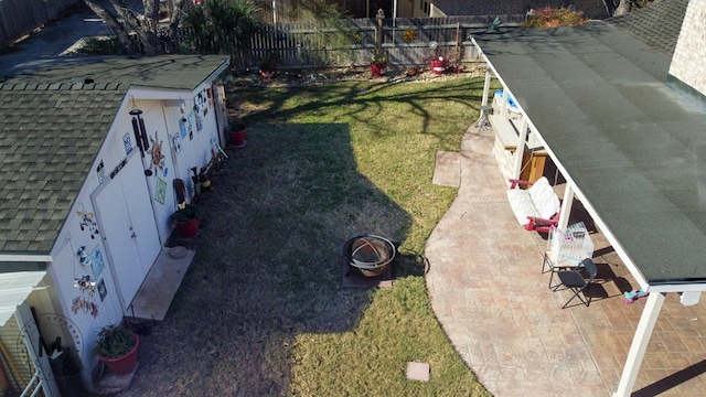 view of yard featuring an outdoor fire pit