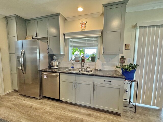 7754 S Copper Mountain Cir, San Angelo, TX 76901 - kitchen featuring stainless steel appliances, light wood-style flooring, crown molding, and gray cabinetry