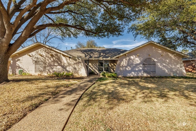 view of front facade with a front yard