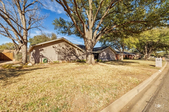 view of front of home featuring a front lawn and fence