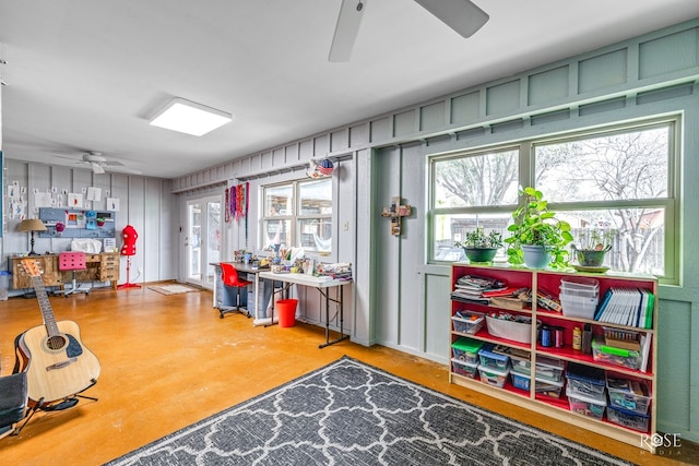 misc room with finished concrete flooring and a ceiling fan