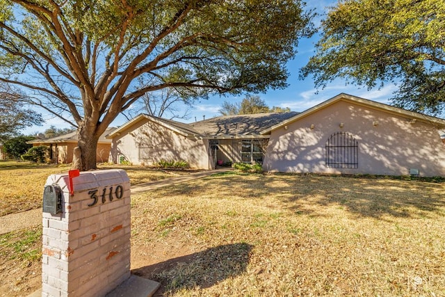 single story home with a front lawn