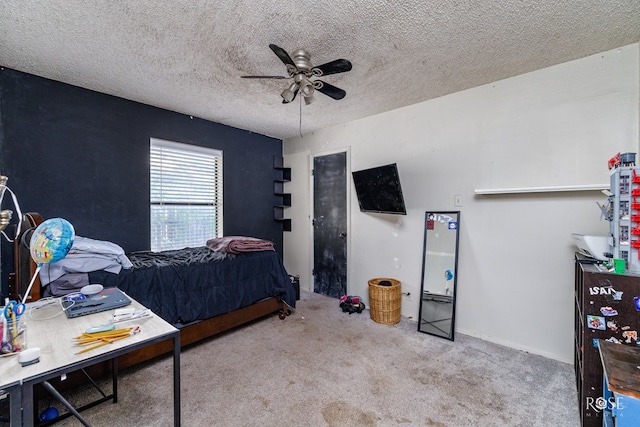 bedroom featuring a textured ceiling, light colored carpet, and ceiling fan