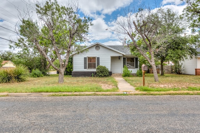 view of front of property featuring a front lawn