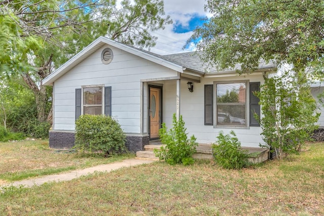 view of front of house with a front lawn