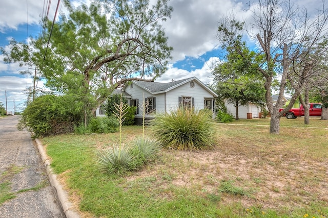 view of front of property featuring a front lawn