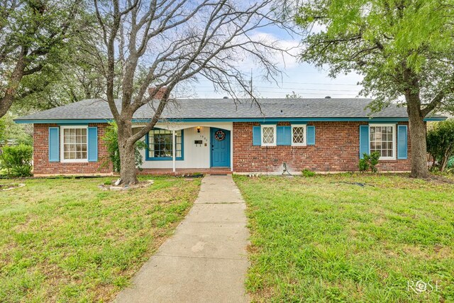 1902 College Hills Blvd, San Angelo, TX 76904 - ranch-style house featuring brick siding and a front yard