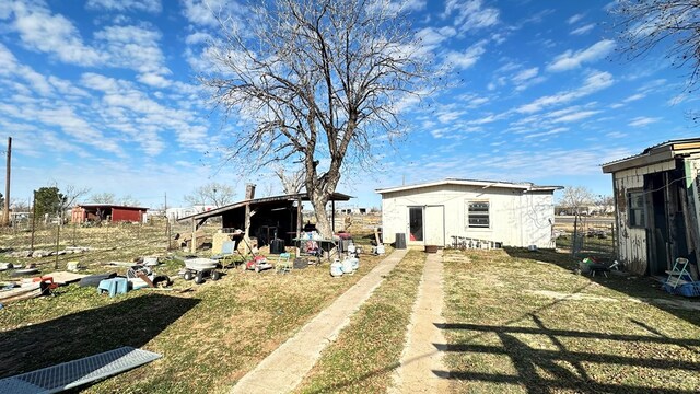 view of yard with an outbuilding