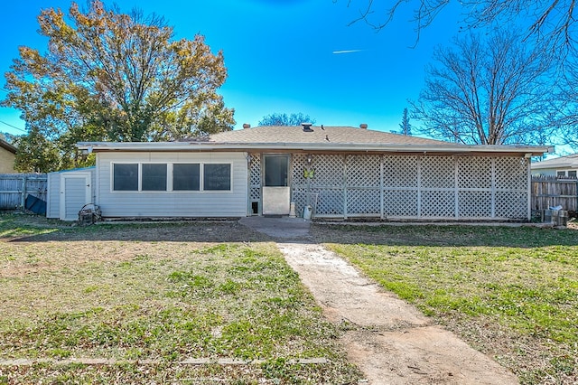 view of front of house with a front lawn