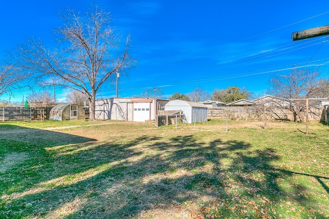 view of yard featuring an outdoor structure