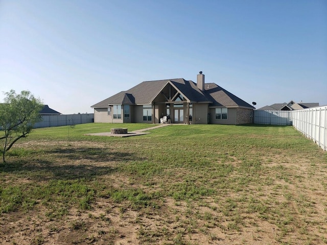 view of front of property featuring a fire pit and a front yard