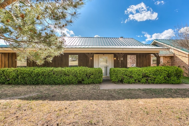 261 Edinburgh Rd, San Angelo, TX 76901 - view of front facade featuring metal roof and a standing seam roof