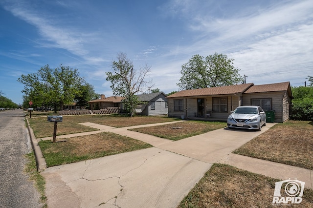 view of front of house with a front lawn