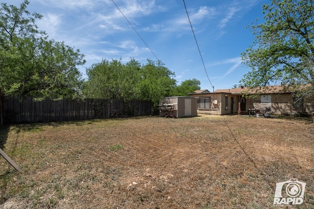 view of yard with a storage unit